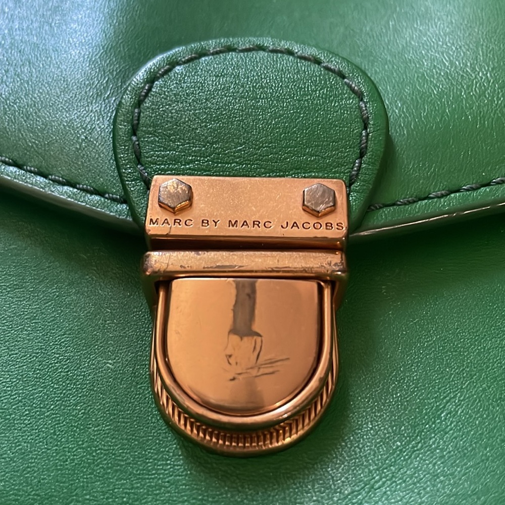 Marc Jacobs Emerald Green Leather Crossbody Bag with Gold Hardware - Picture 3 of 10